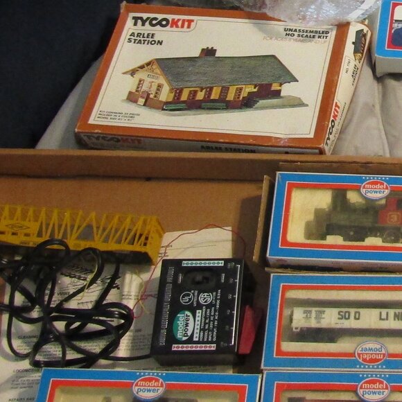 HUGE Lot HO + O GAUGE Mixed TRAINS TRACKS Tyco Unassembled Station MODEL POWER + - Picture 2 of 10